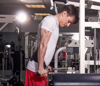 Träning med ett dipsbälte