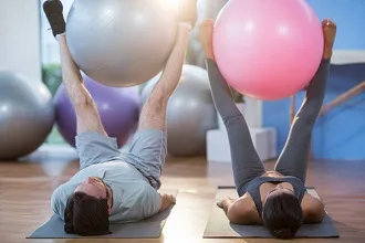 "Vindrutetorkaren", en övning med gymboll