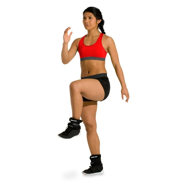 En tjej som tränar med viktmanschetter på anklarna